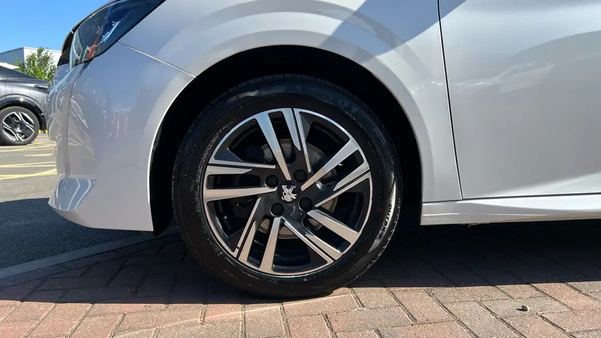 2022-peugeot-208-12-puretech-allure-premium-100ps-big-13
