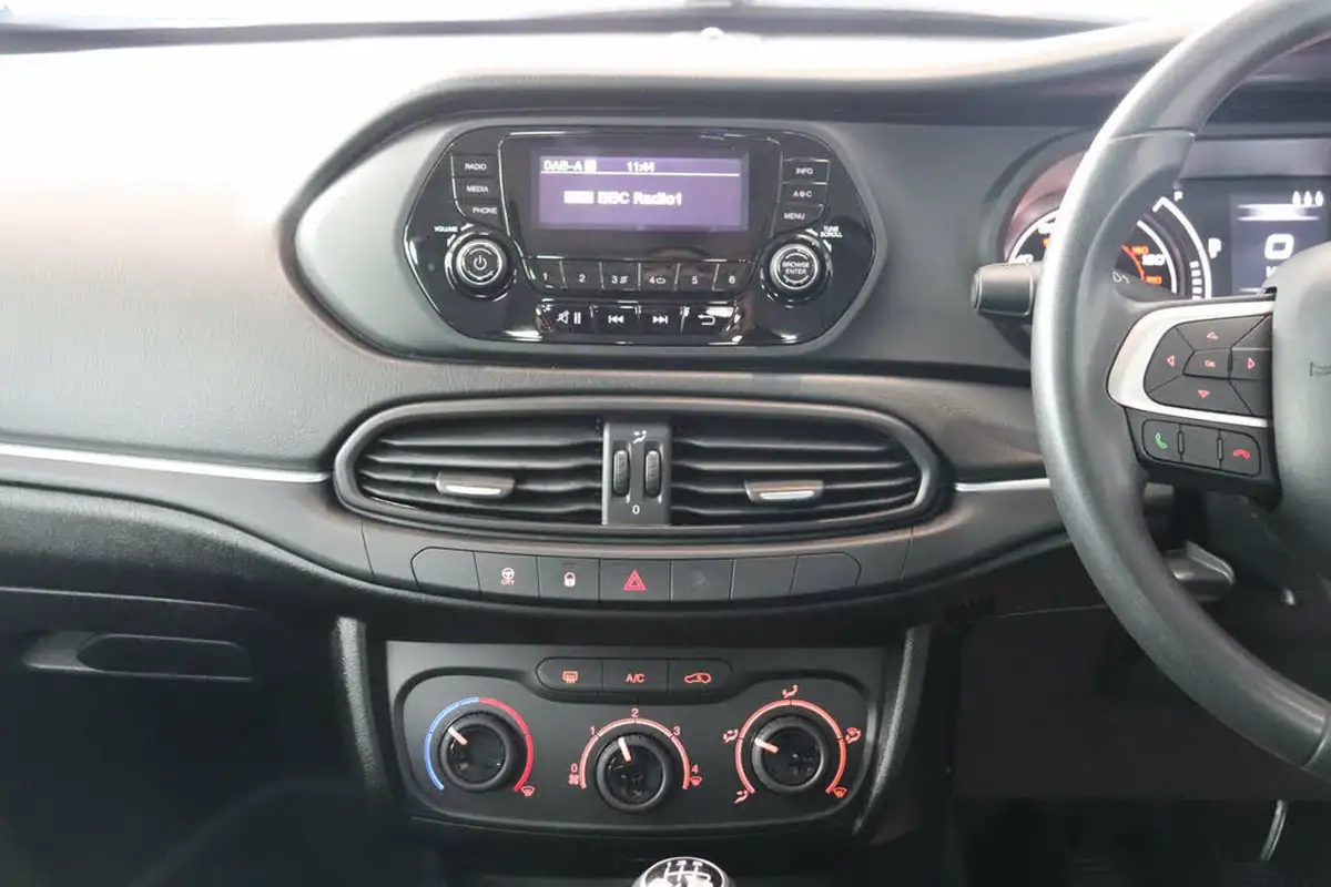 2016-fiat-tipo-14-easy-hatchback-big-14