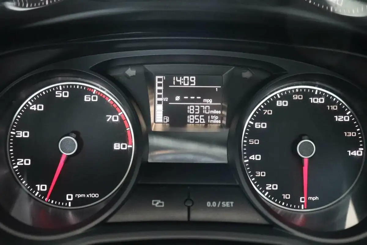 2015-seat-ibiza-12-i-tech-hatchback-5d-big-34
