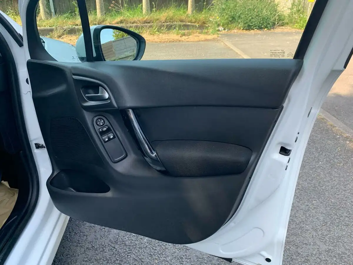 2016-citroen-c3-12-edition-big-32