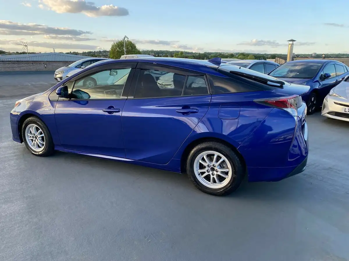 2016-toyota-prius-big-11