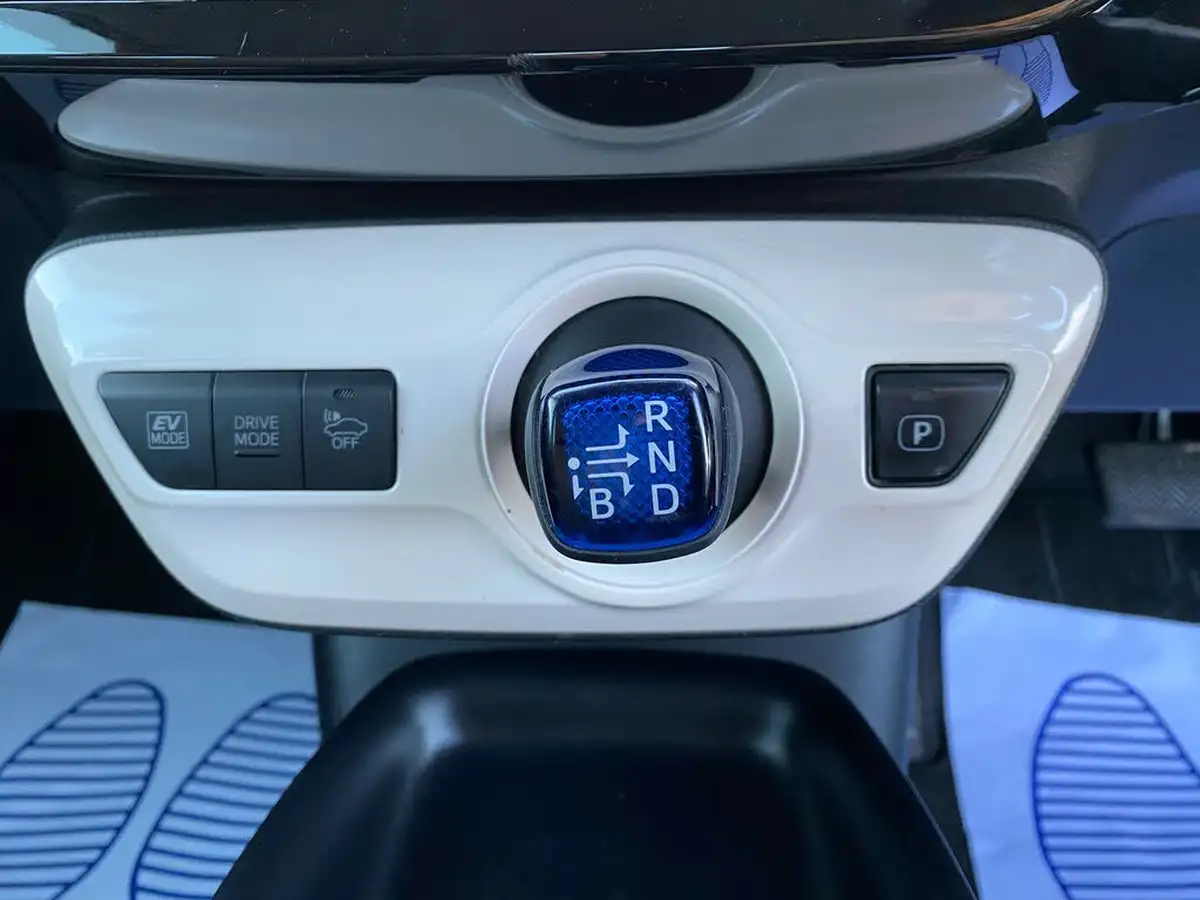 2016-toyota-prius-big-35