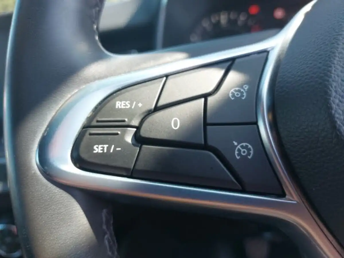 2020-renault-clio-10-sce-iconic-75bhp-big-9