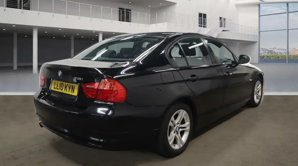 2010-bmw-3-series-20-318i-es-saloon-4d-big-4