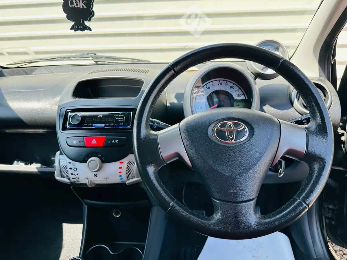 2012-toyota-aygo-10-aygo-fire-5d-big-41