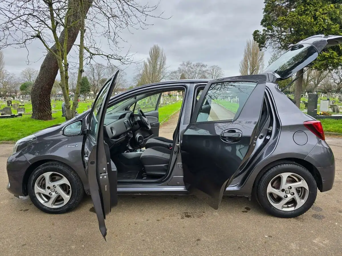 2015-toyota-yaris-15-vvt-i-icon-hybrid-big-12