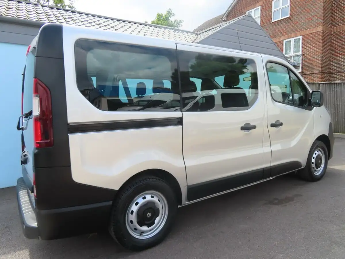 2017-vauxhall-vivaro-16cdti-2900-l1h1-95pseu6-ss-9-seats-combi-big-22