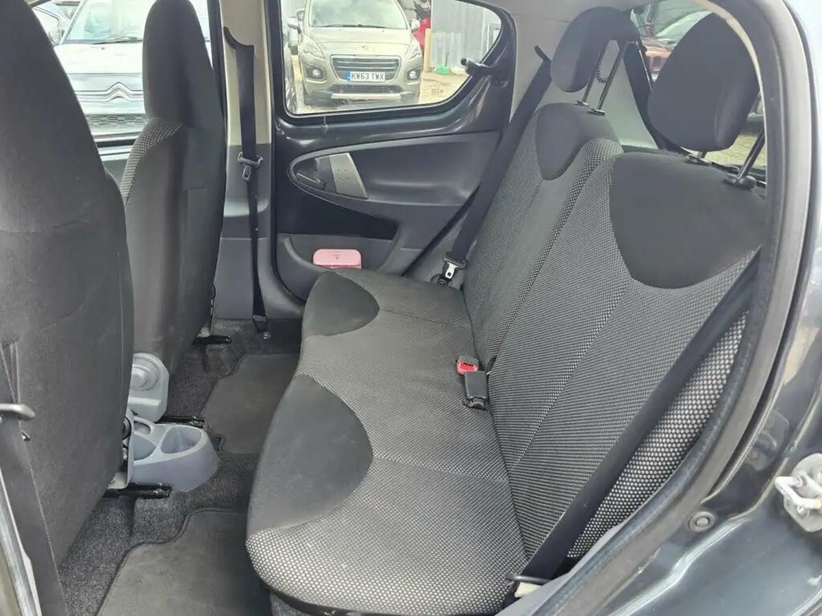 2011-toyota-aygo-10-aygo-go-vvt-i-5d-big-23
