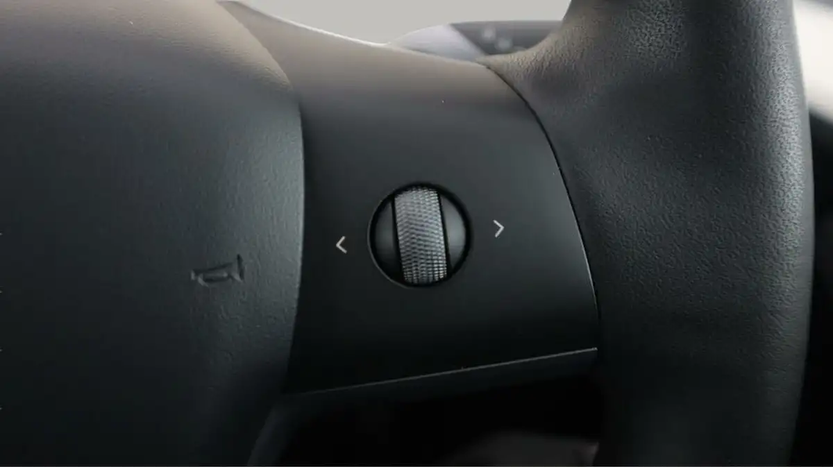 2022-tesla-model-y-e-long-range-big-23