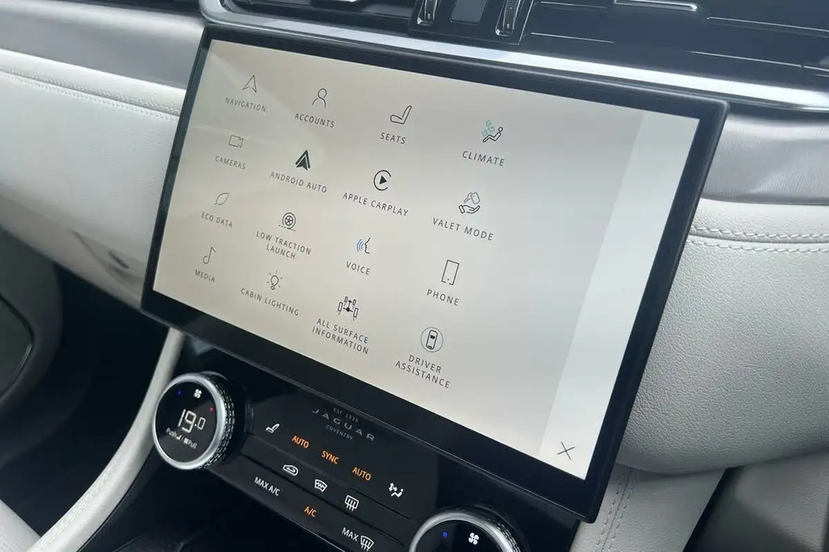 2024-jaguar-f-pace-20-d200-r-dynamic-se-black-90th-anniversary-edition-big-41