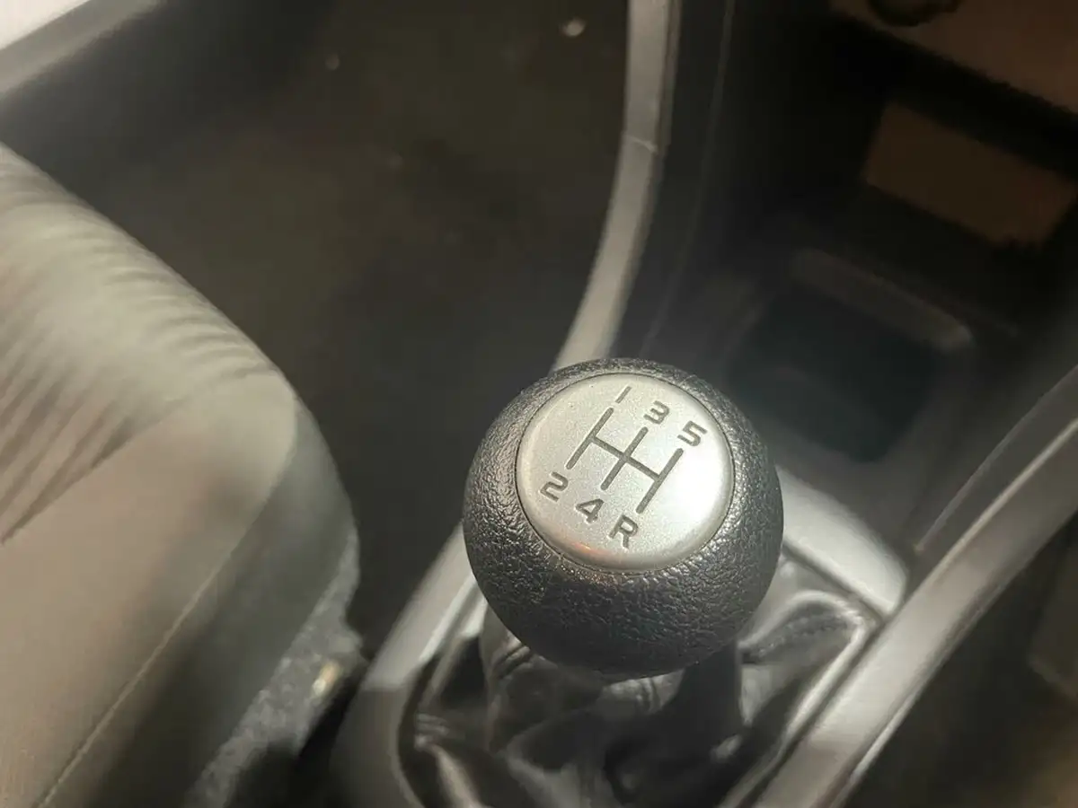 2012-suzuki-swift-12-attitude-3d-big-38
