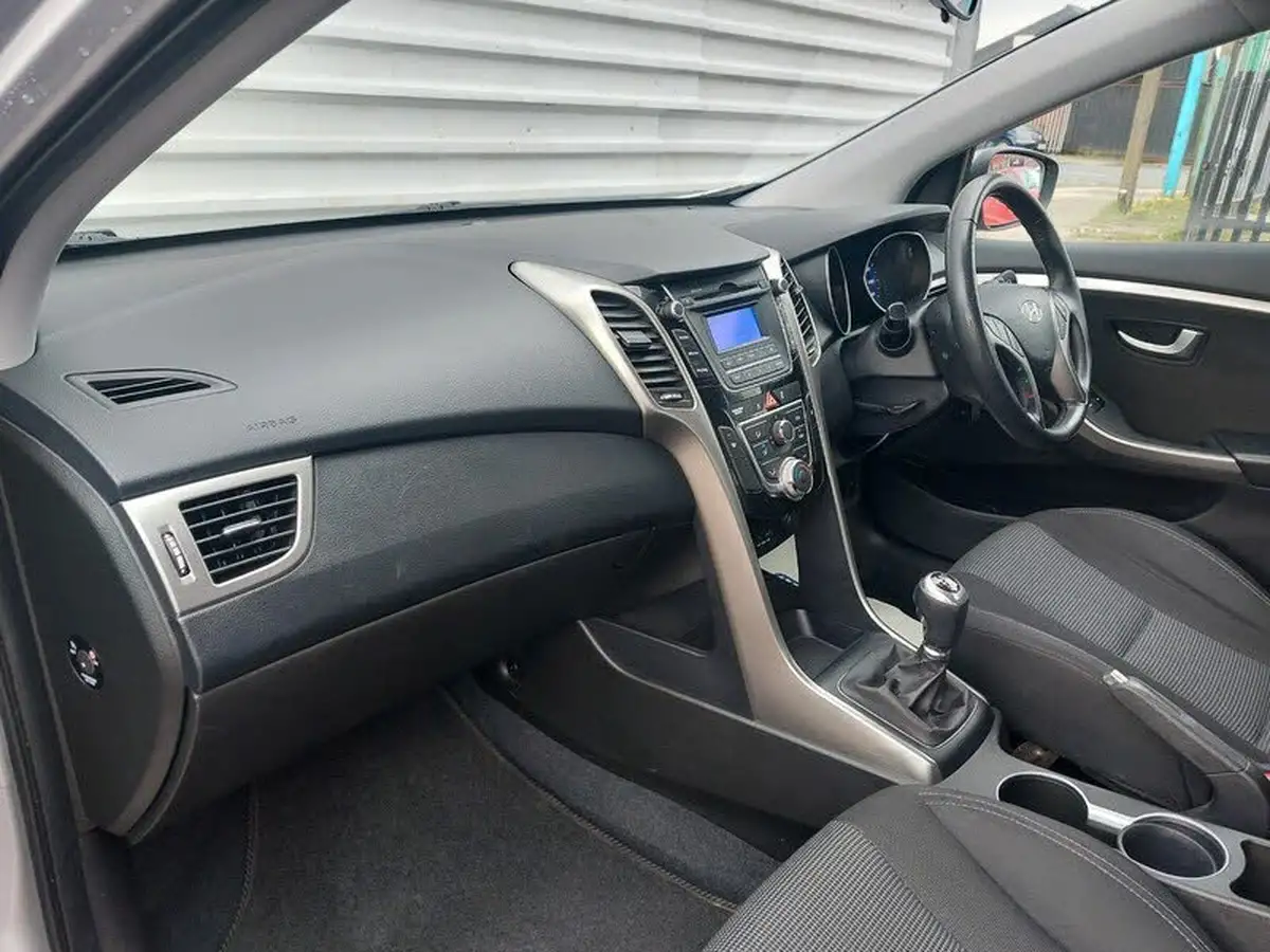 2012-hyundai-i30-14-active-5d-big-11