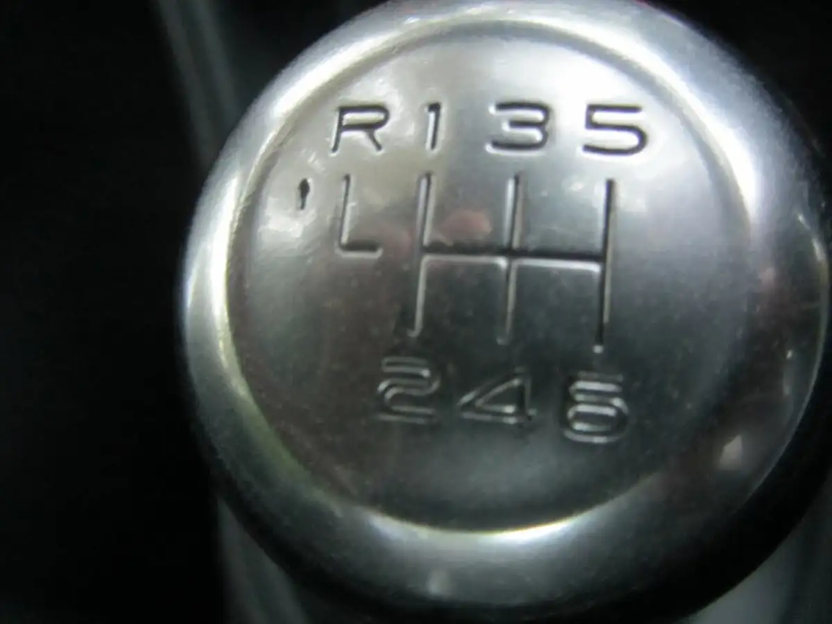 2011-peugeot-rcz-16-gt-200-big-9