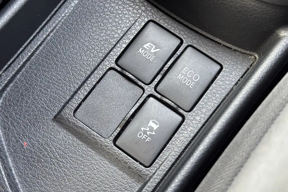 2018-toyota-yaris-15-vvt-i-icon-navi-hybrid-big-33