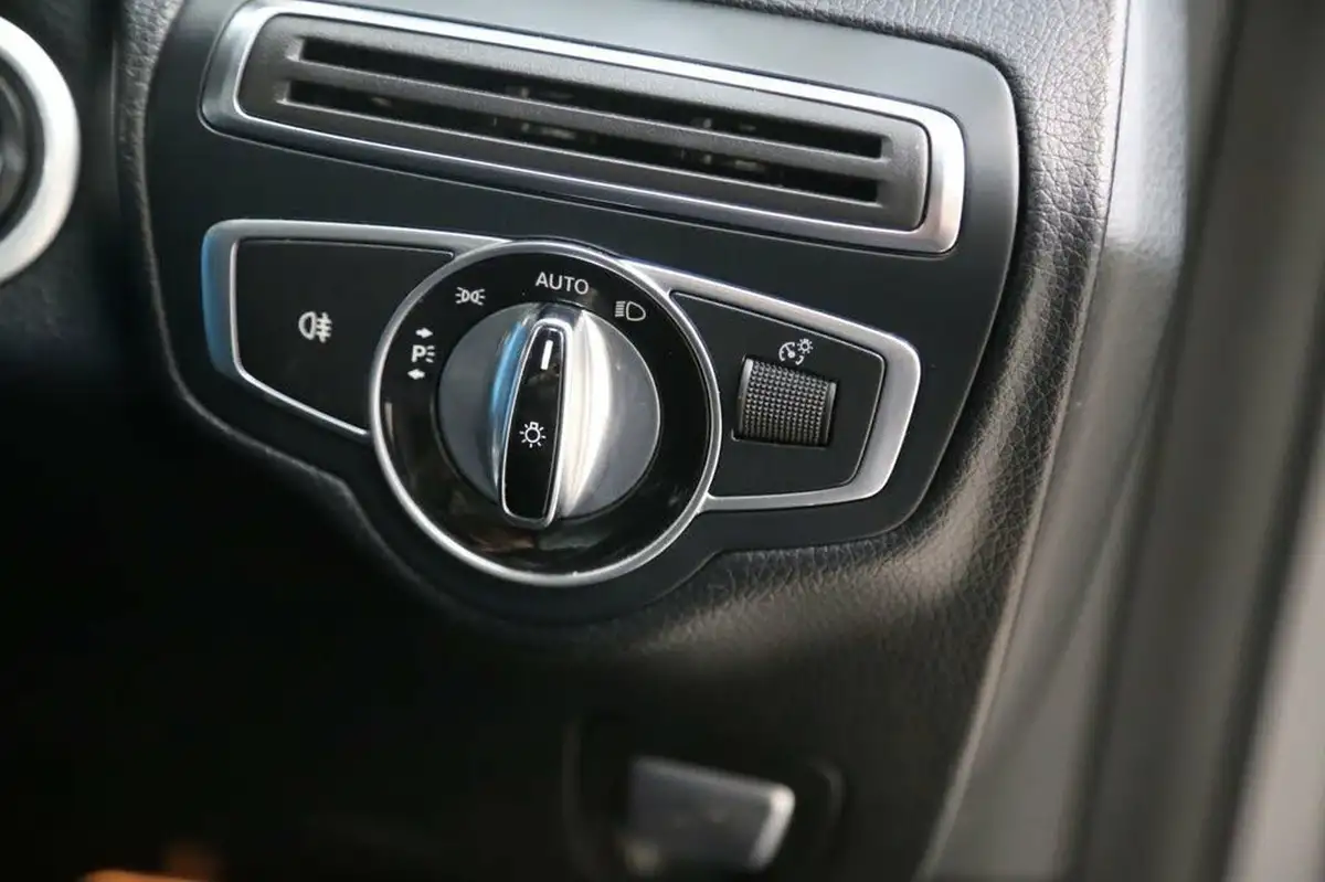 2015-mercedes-benz-c-class-21cdi-c220-amg-line-ss-saloon-4d-big-34
