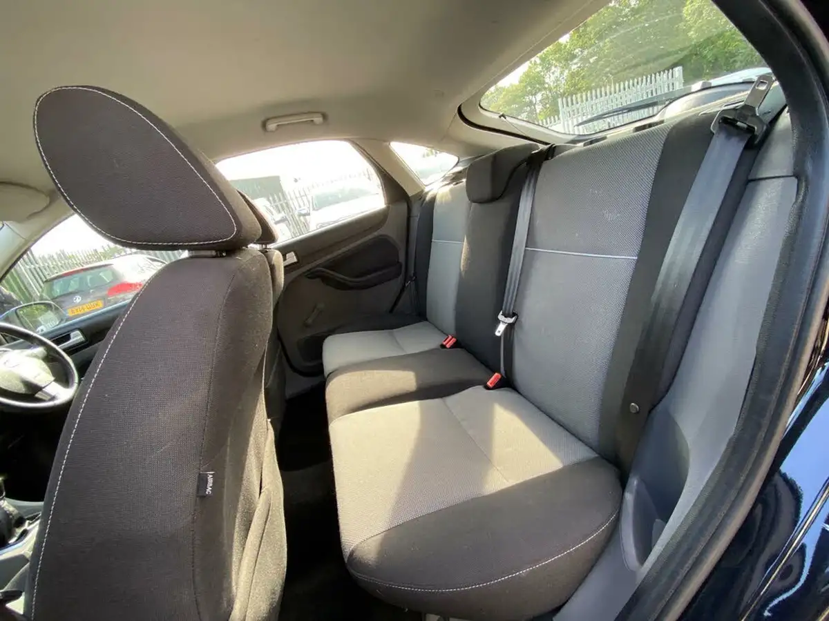 2010-ford-focus-16-zetec-hatchback-5d-big-45