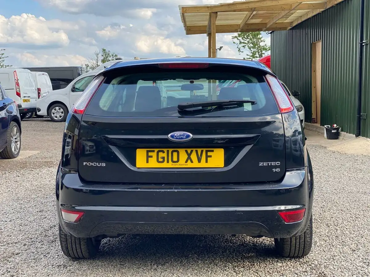 2010-ford-focus-16-zetec-hatchback-5d-big-21