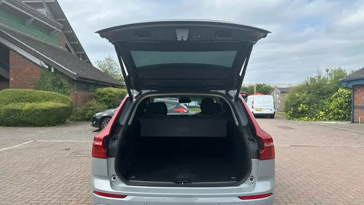 2023-volvo-xc60-20td-b4-plus-dark-big-12