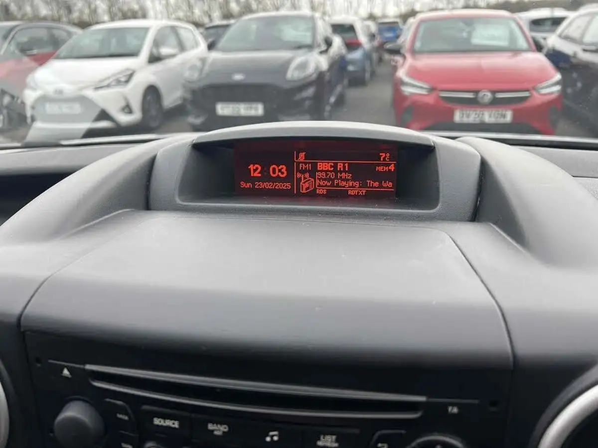 2018-peugeot-partner-big-27