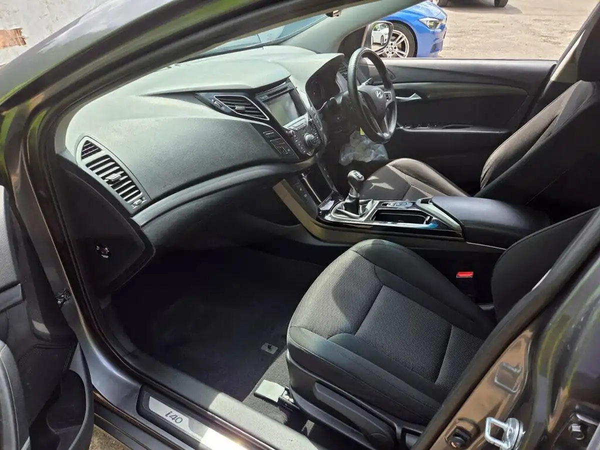2016-hyundai-i40-17crdi-se-nav-115ps-estate-5d-big-9