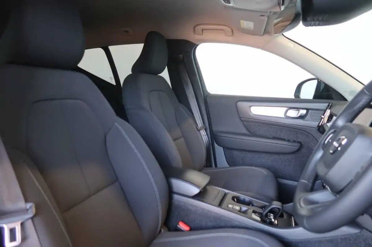 2022-volvo-xc40-15-t3-momentum-auto-big-10