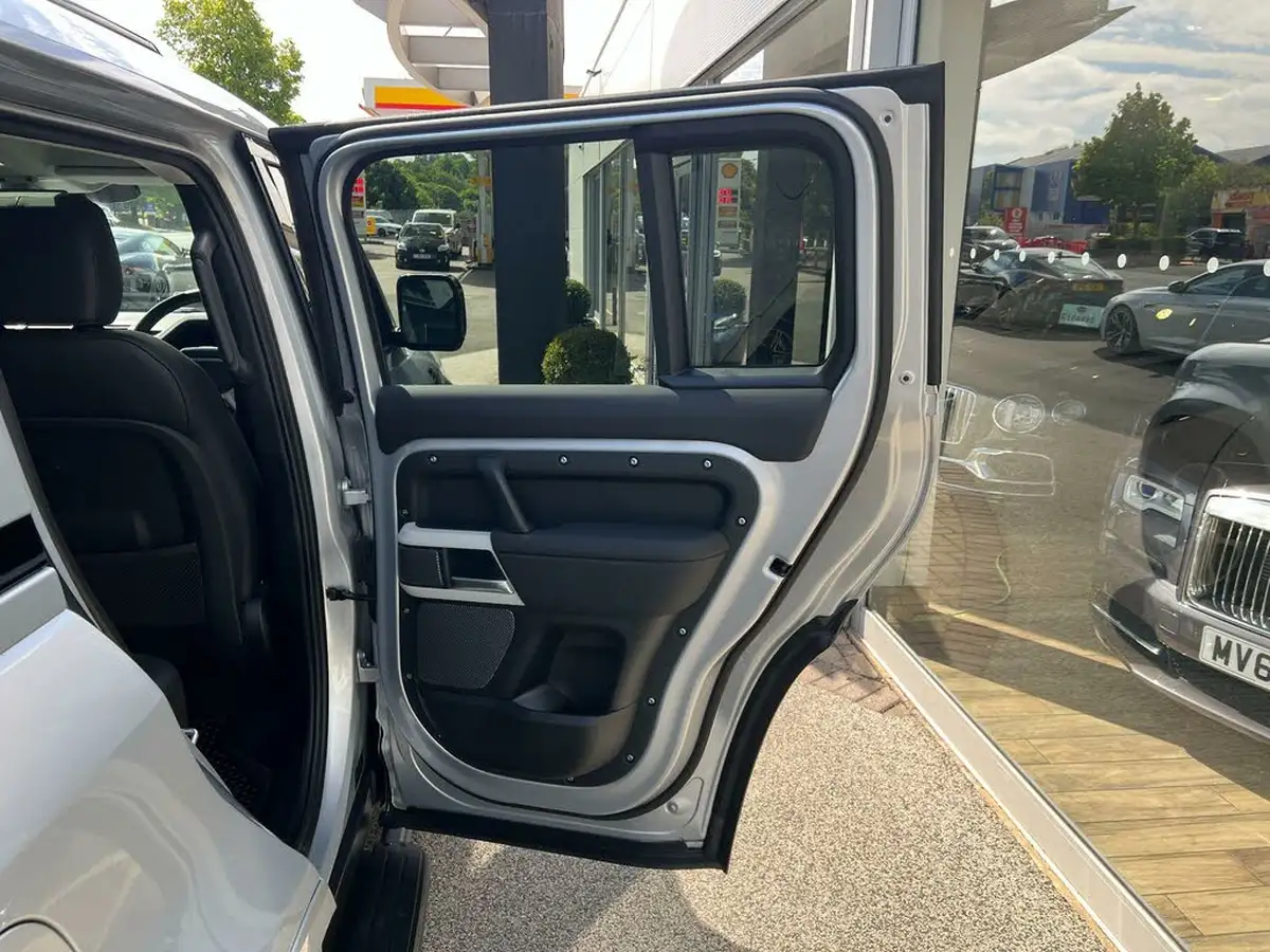 2024-land-rover-110-defender-30-d250-xs-edition-big-45