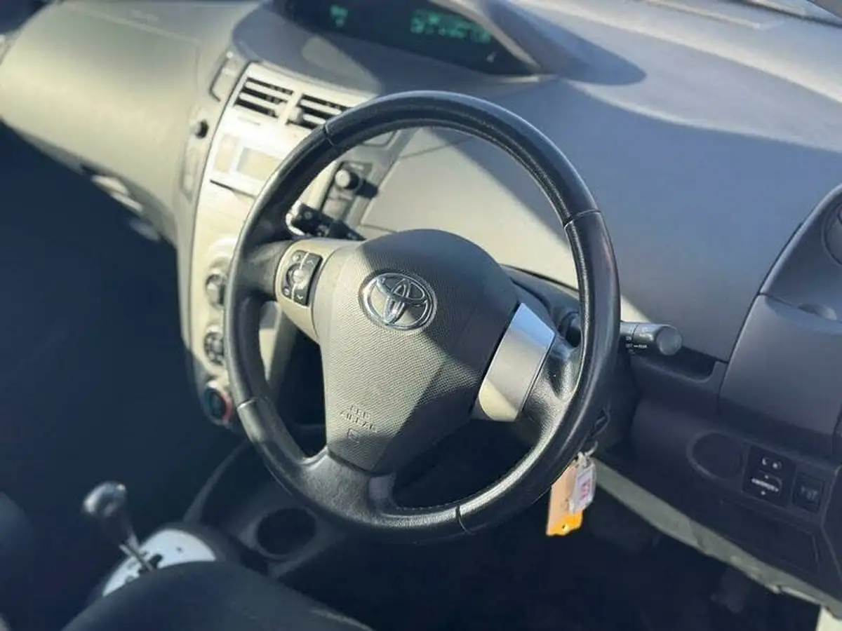 2008-toyota-yaris-13-t3-5d-mmt-big-14