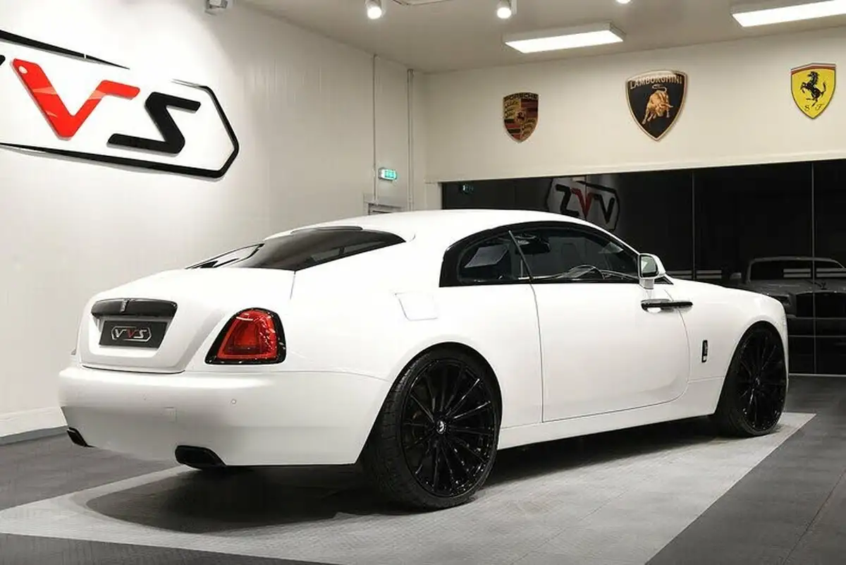 2017-rolls-royce-wraith-66-no-trim-big-40