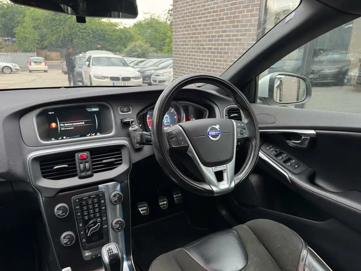 2016-volvo-v40-20td-d3-r-design-nav-big-18