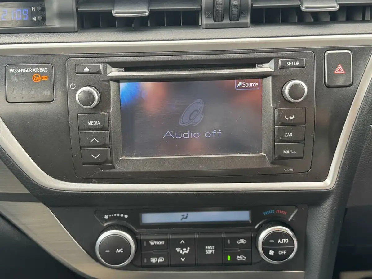 2013-toyota-auris-16-icon-hatchback-big-17