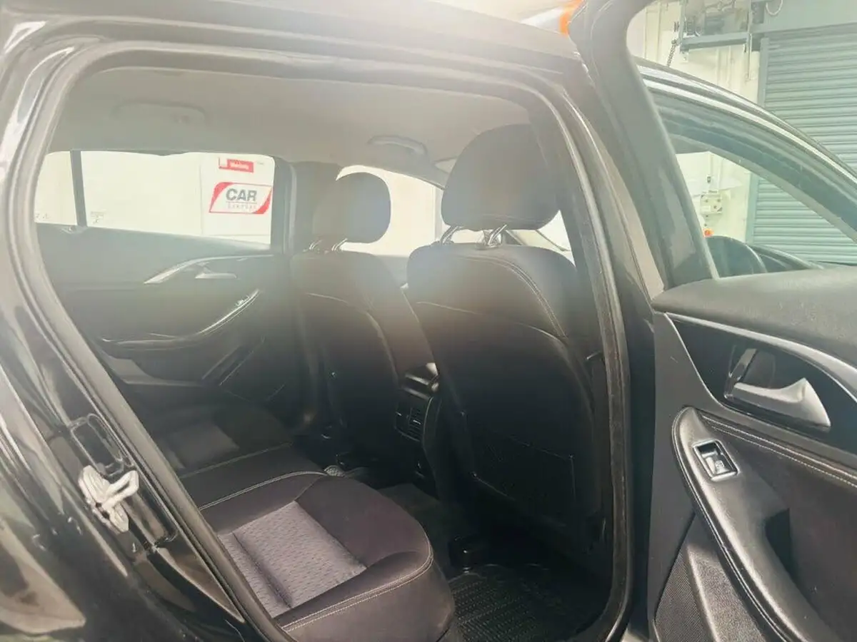 2016-infiniti-q30-15d-se-big-18