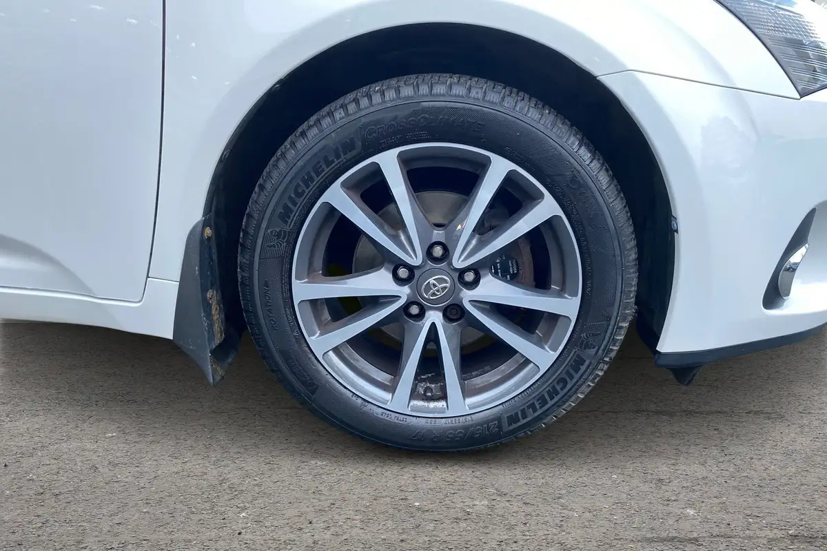 2013-toyota-avensis-20td-icon-estate-5d-big-8