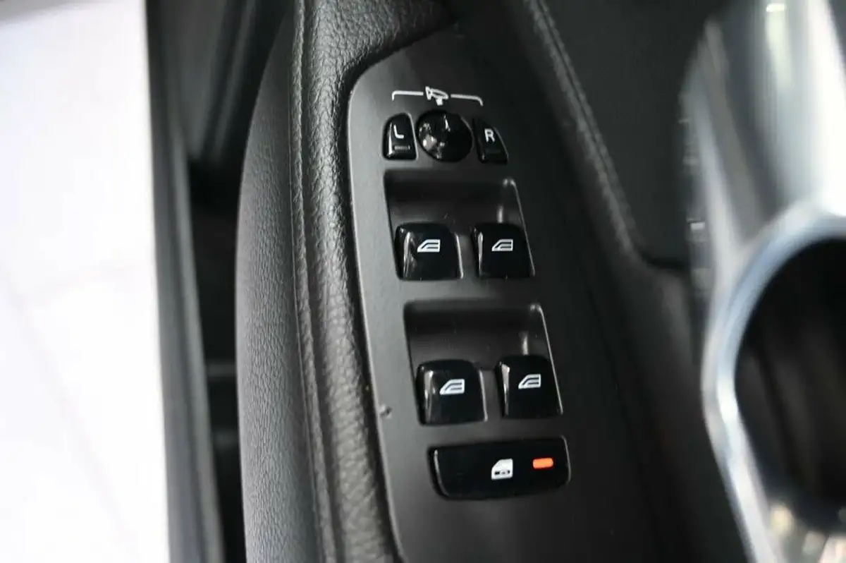 2018-volvo-s90-20td-d4-momentum-big-33