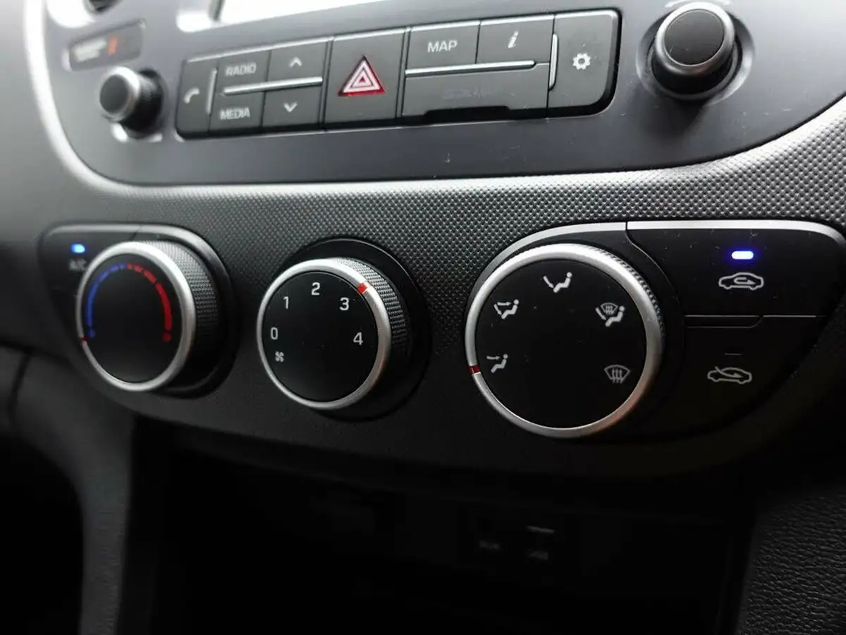 2019-hyundai-i10-10-play-big-25