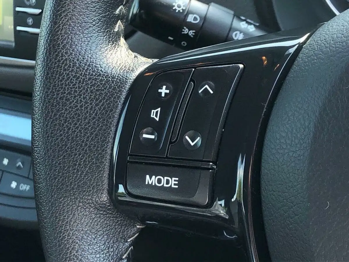 2019-toyota-yaris-15-vvt-i-icon-tech-98bhp-hybrid-1497cc-e-cvt-big-14