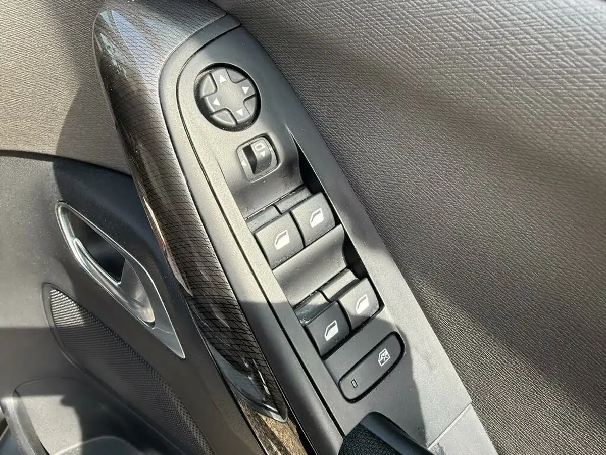 2016-citroen-grand-c4-picasso-16bluehdi-flair-eat6-big-24