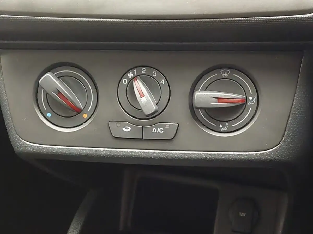 2015-seat-ibiza-14-toca-hatchback-5d-big-13