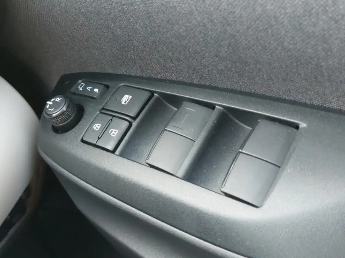 2023-toyota-yaris-15-vvt-i-excel-big-18