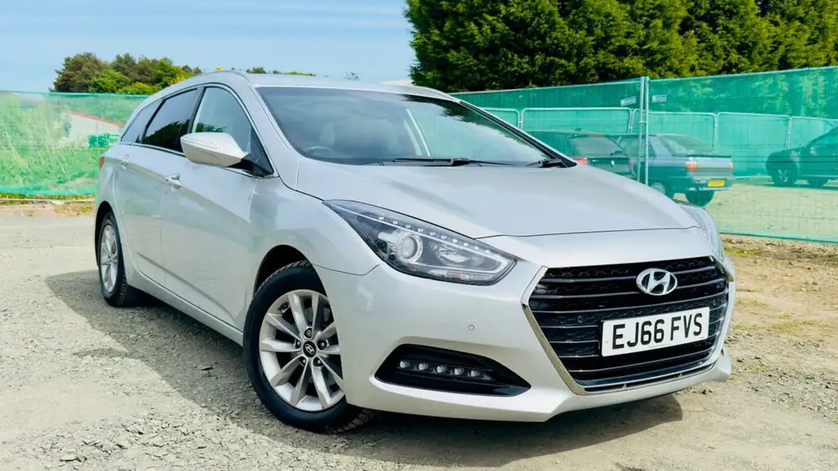 2016-hyundai-i40-17crdi-se-nav-115ps-estate-5d-big-0