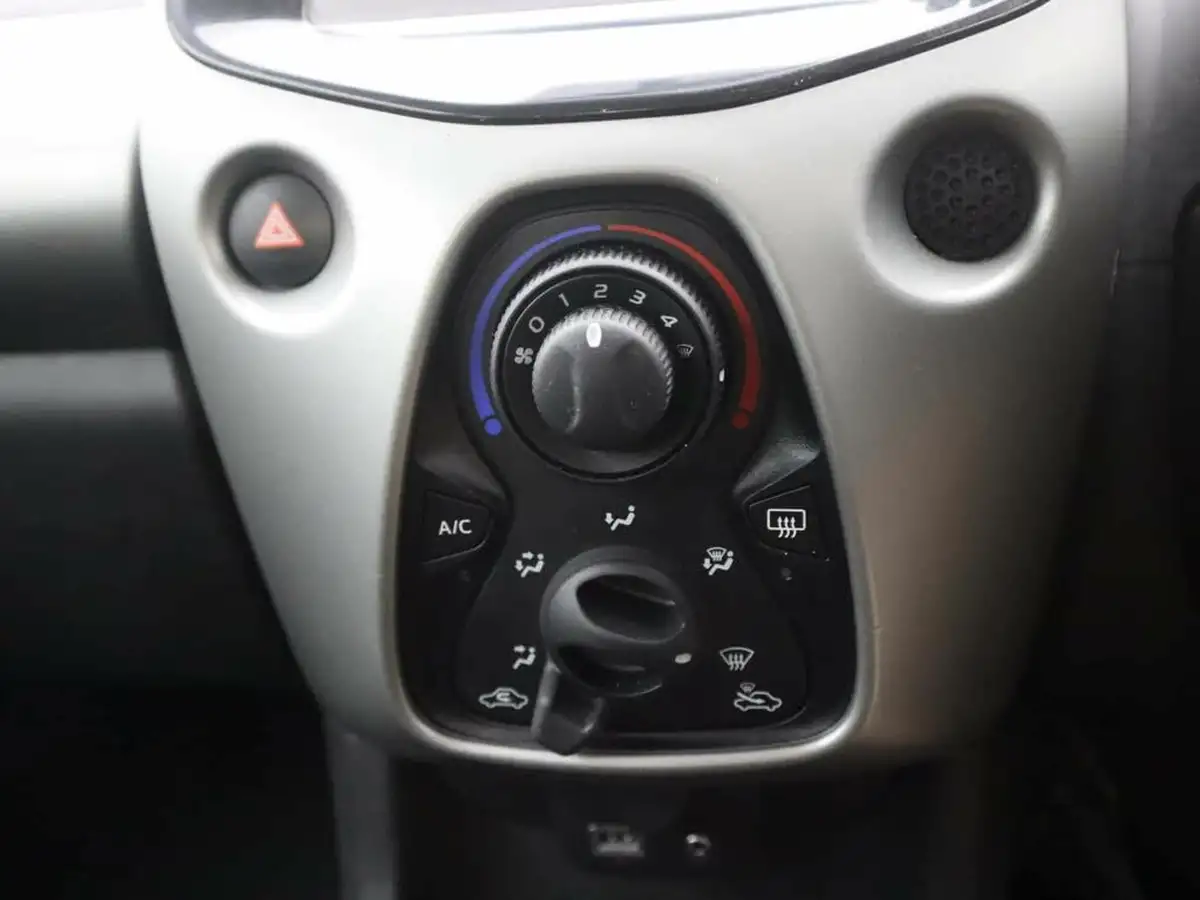 2018-citroen-c1-10-vti-feel-72ps-3d-big-24