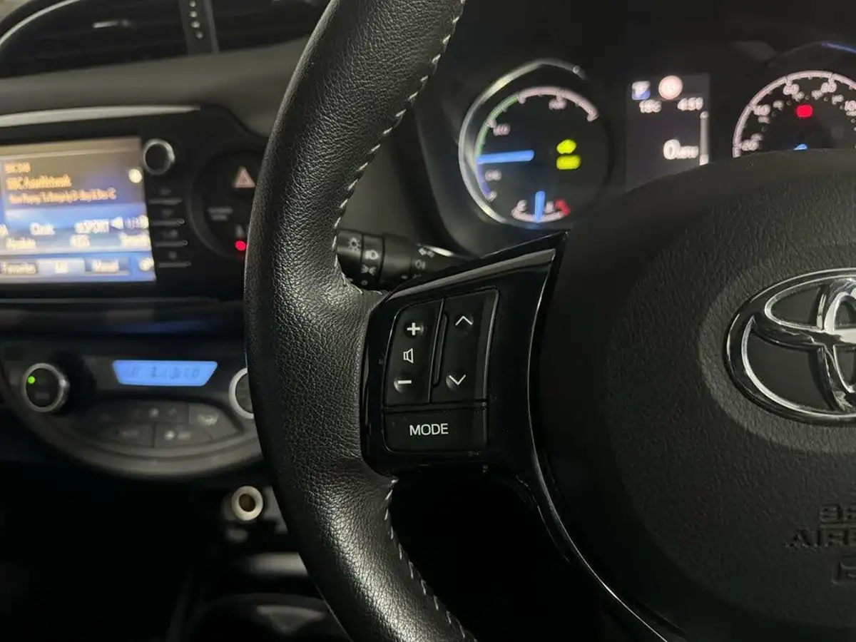 2020-toyota-yaris-15-vvt-i-icon-98bhp-hybrid-1497cc-e-cvt-big-14