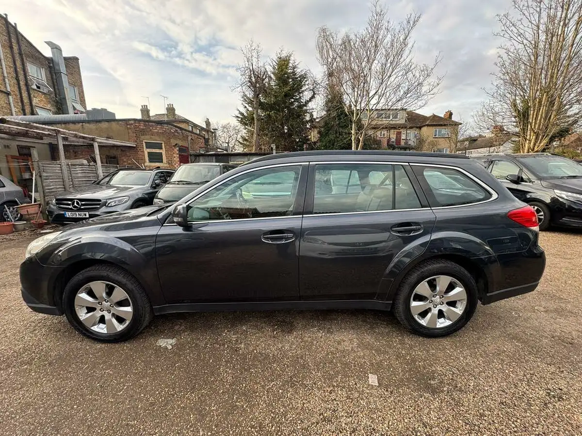 2010-subaru-outback-36-r-big-7