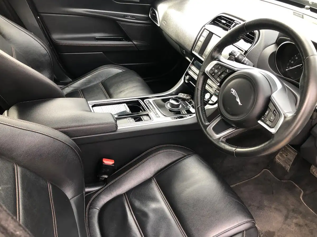 2017-jaguar-xe-20i-prestige-249ps-ss-1998cc-big-7