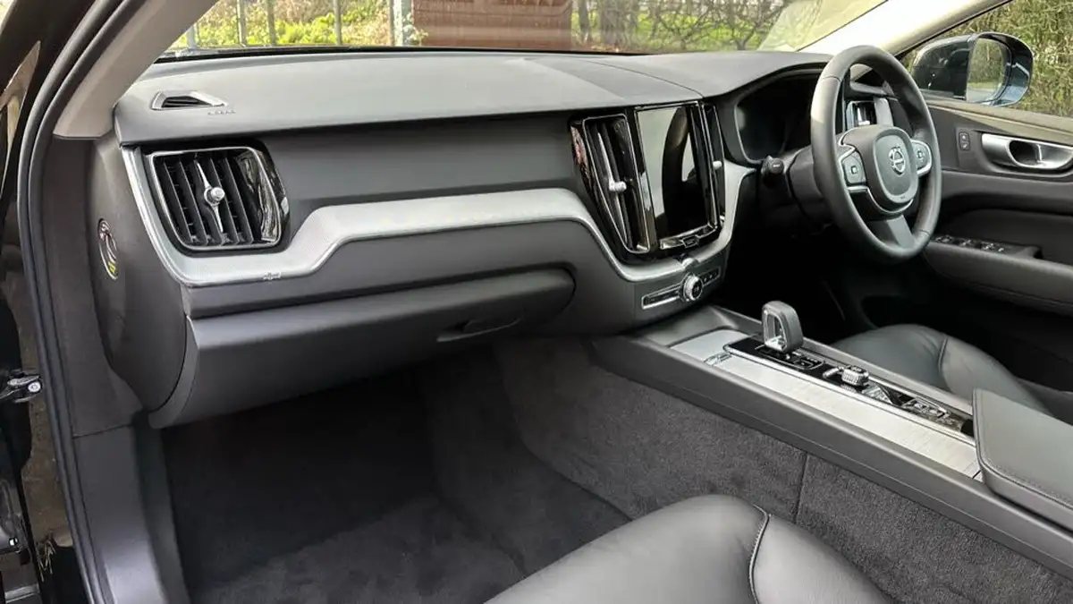 2024-volvo-xc60-20-b5-core-big-3