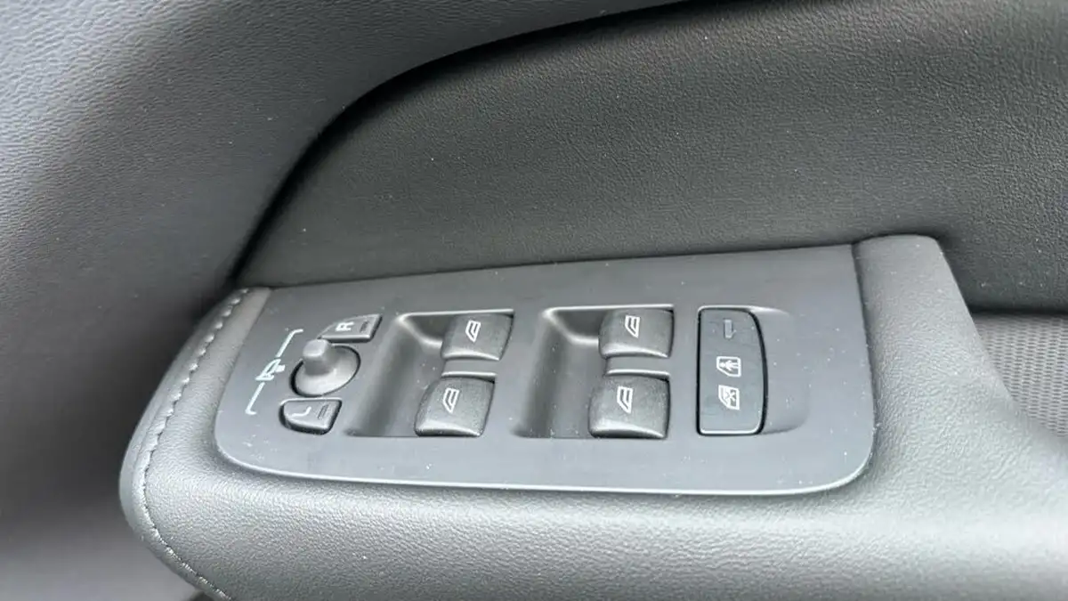2024-volvo-xc60-20-b5-core-big-27