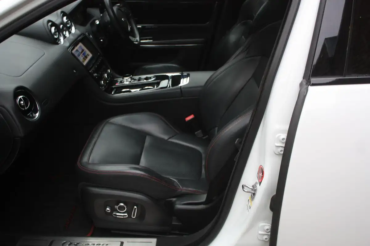 2017-jaguar-xj-series-30-xj-r-sport-big-10