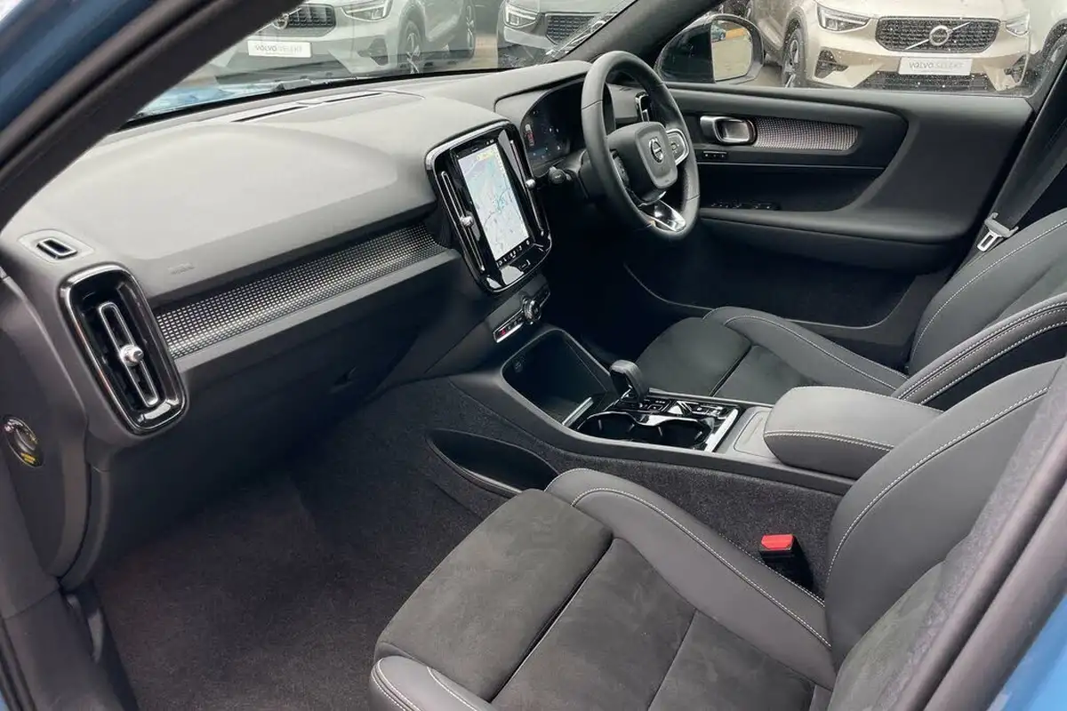 2024-volvo-xc40-20-b4-plus-big-25