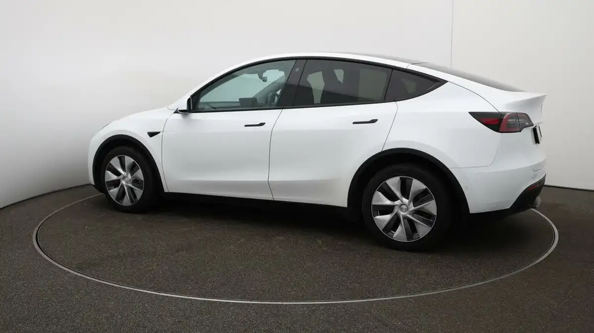 2022-tesla-model-y-e-long-range-big-39