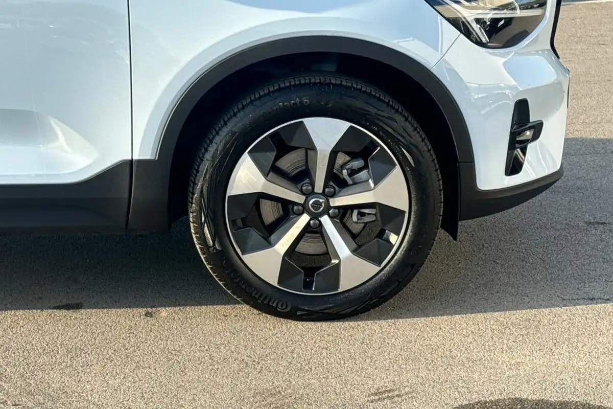 2024-volvo-xc40-20-b4-plus-big-4