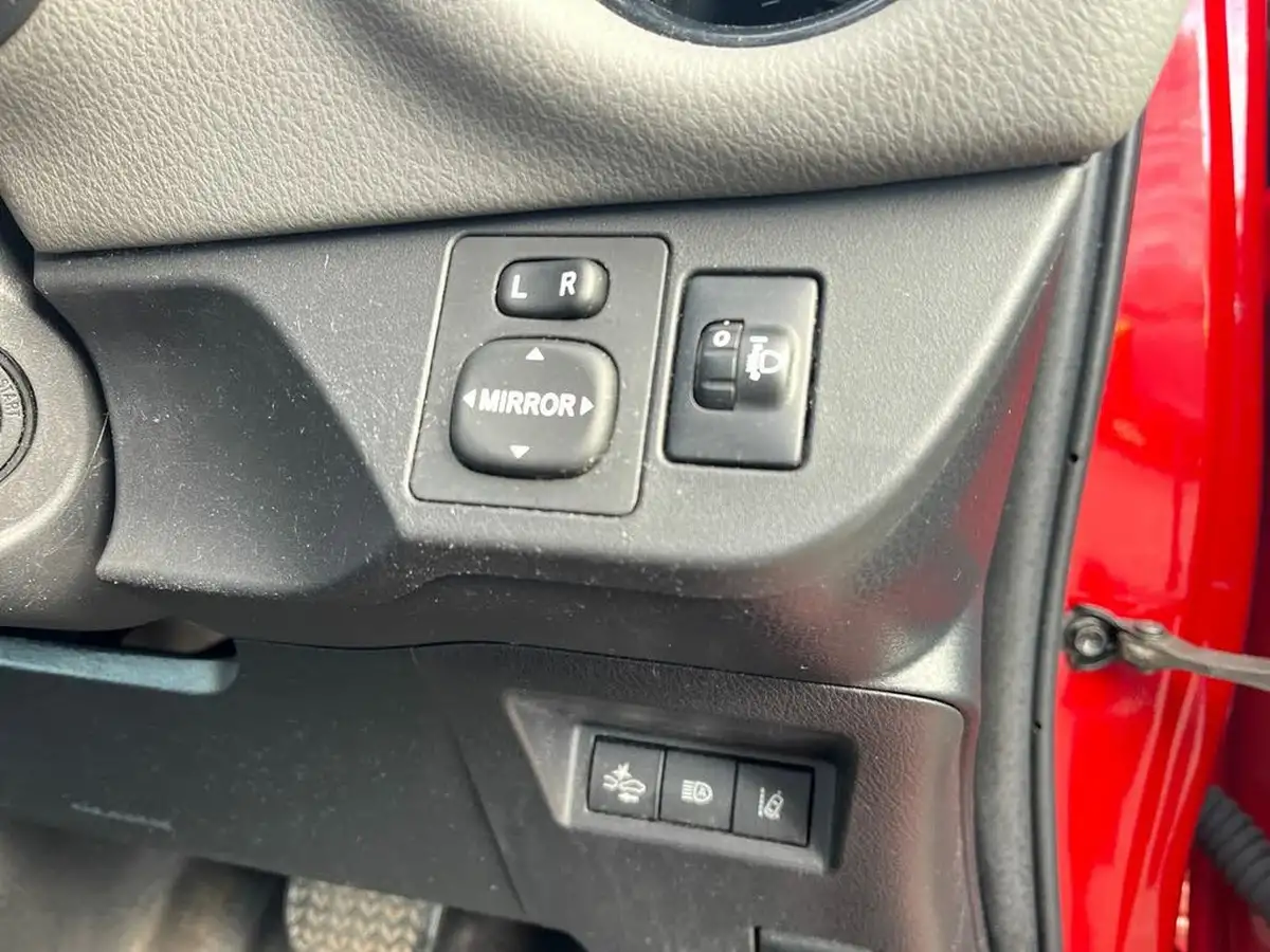 2018-toyota-yaris-15-vvt-i-icon-111bhp-1497cc-cvt-big-23